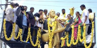 ಬಳ್ಳಾರಿ ಚಲೋ ಸಮಾರೋಪಕ್ಕೂ ಮುನ್ನ ವಿಜಯೇಂದ್ರರಿಂದ ಪುತ್ಥಳಿಗಳಿಗೆ ಮಾಲಾರ್ಪಣೆ